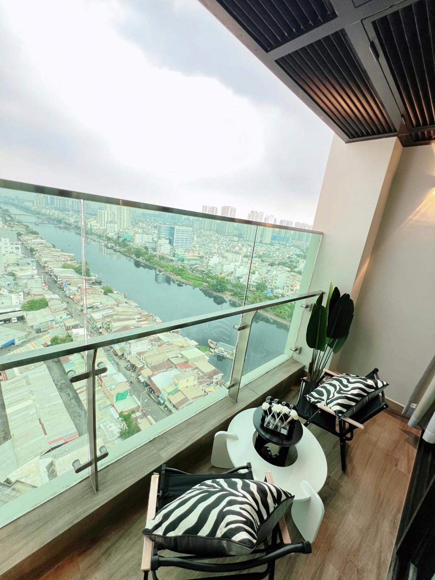 Luxury Delasol Studio- Free Infinity Pool- Near District 1- T-housing